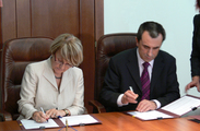 The Minister of Finance Mr. Plamen Oresharski and the Commissioner for Regional Policy Mrs. Danuta H&#252;bner signed two Agreements for awarding grants from the European Union Solidarity Fund